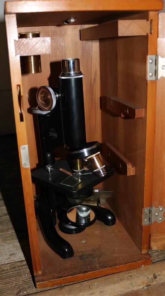 Microscope in case(-)
